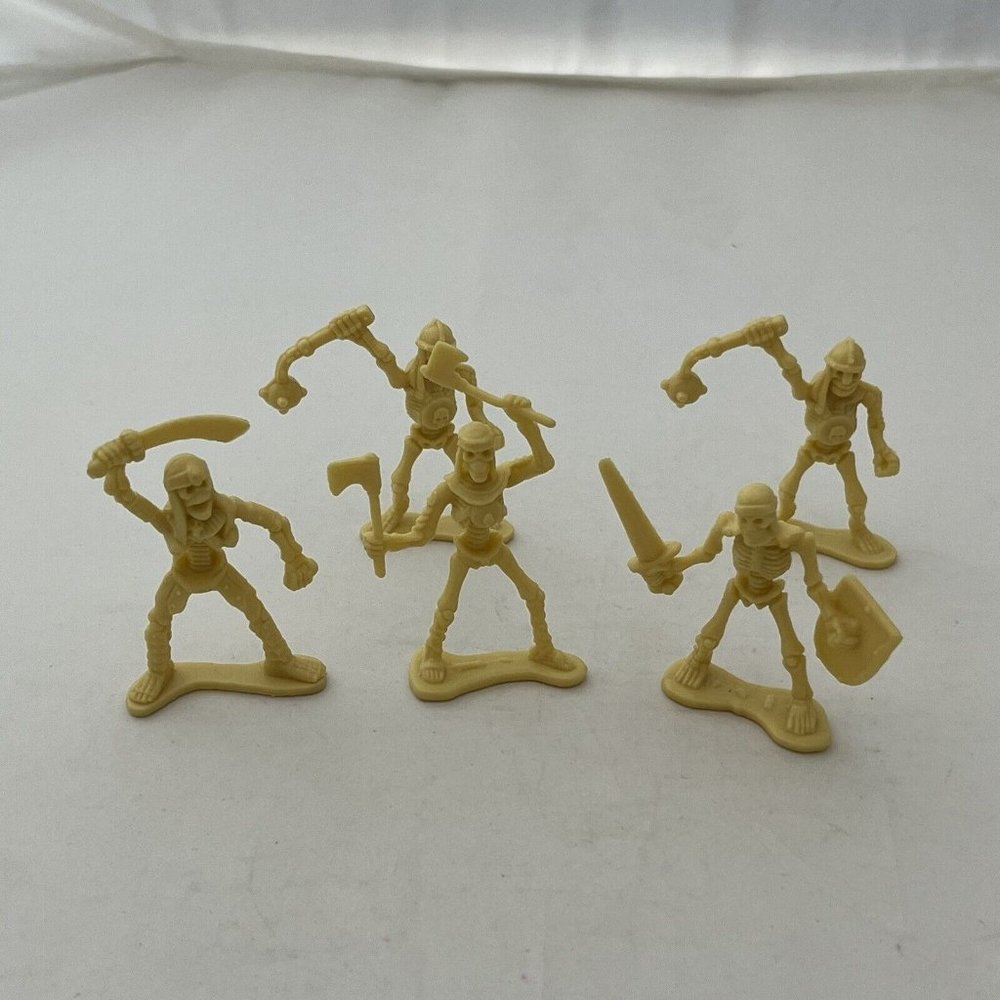 Lot Of Five Mini Plastic Battling Skeleton Pirate Figures Toysmith